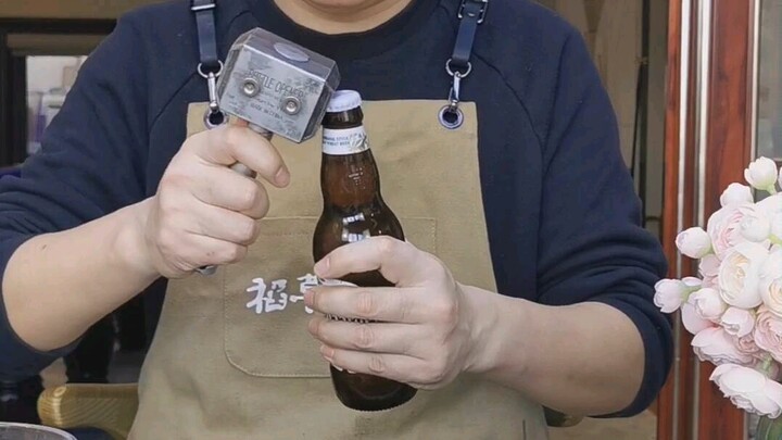 Sambil panik dan kesal, tetap asyik ngulek sate.