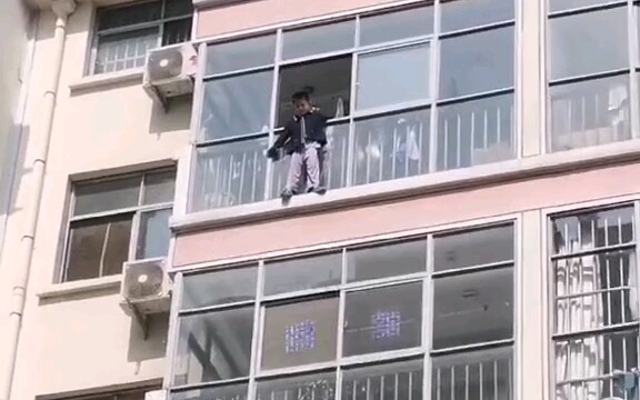 Đứa trẻ tự mình trèo ra khỏi nhà, thợ lắp điều hòa đang ăn cơm gần đó đã ngay lập tức đến cứu người;