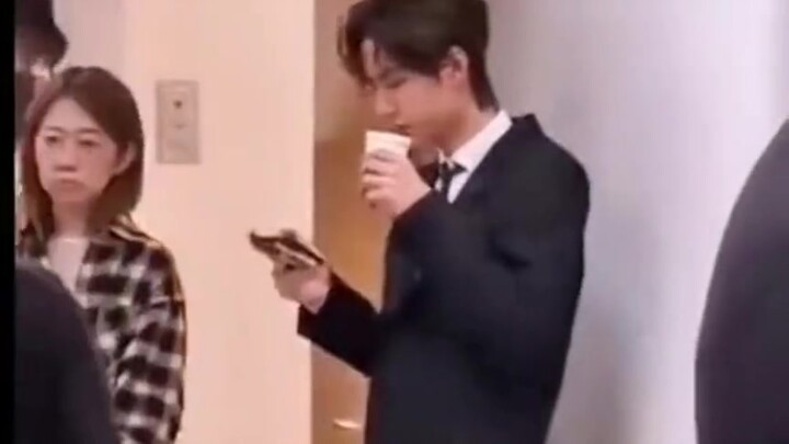 Wang Yibo’s way of drinking water looks so adorable—if you didn’t know better, you’d think he was ho