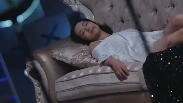 Di kehidupan lalu, wanita ini bantu pacarnya jadi bintang, tapi malah dikhianati