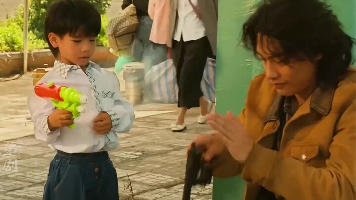 Robber Gets Drenched in the Face by a Rascal’s Water Gun—Then Hands the Kid a Real Gun! The Latest N