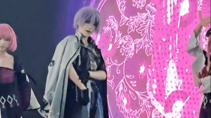 In case you haven't seen a live recording of Tsinghua cosplayers at an anime convention