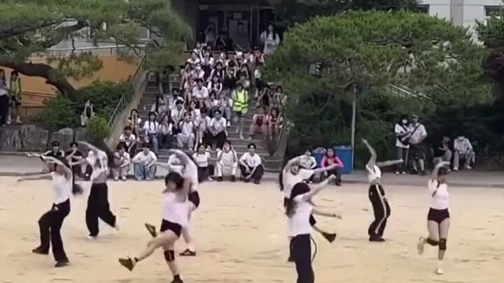 Dia memulai debutnya sebagai pemimpin tari! #HanlinArtsHigh#Dance#WangYibo