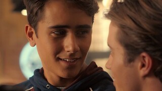 The school grass attack has a crush on the ordinary freshman, and his eyes are full of love! Love yo