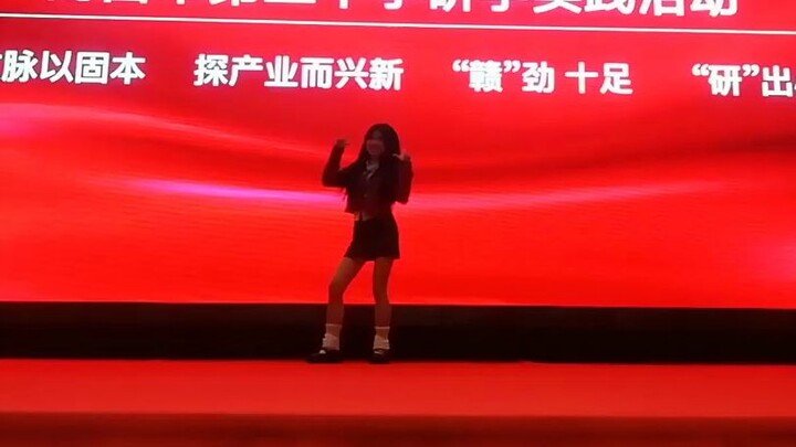 Siswa sekolah menengah atas menciptakan kembali tarian cover "Summer Fantasy" dan meng-cover Ju Jing