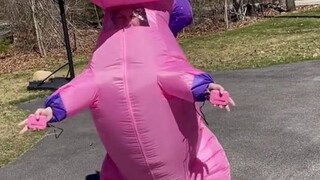 爱搞怪的老婆，穿着独角兽充气服做瑜伽，惊动了邻居...