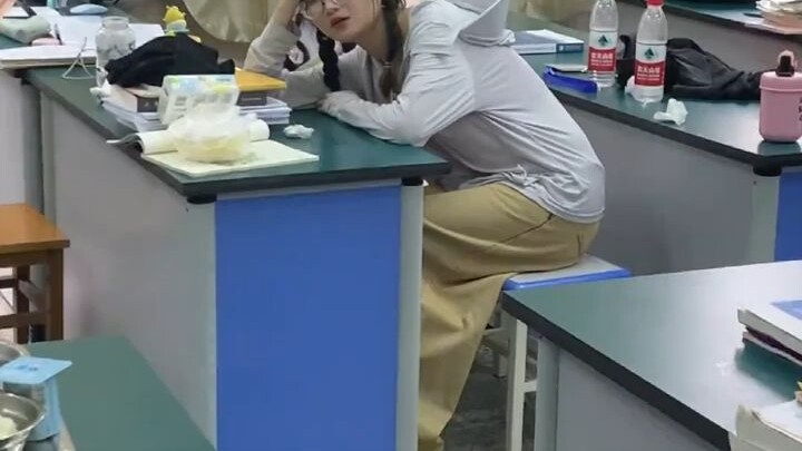 Tidak bisa minum? Biar anak kecil makan sendiri di meja mereka.