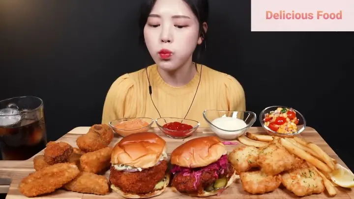 Món Hàn : Thưởng thức Burger tôm mù tạt giòn rụm, Burger gà cay 1 #mukbang