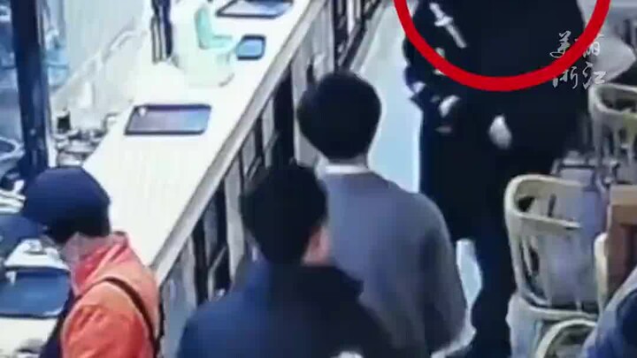 Off-duty cop grabs dinner with his girlfriend—and casually “bags” a suspect on the side. Respect!