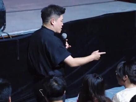 “ฉันโสดมา 30 ปี ทำงานอยู่ในสุสาน”...โชว์สแตนด์อัพคอมเม디มีผู้ชมระดับเทพโผล่มา พูดทีเดียวทำเอาคนฟังเงี