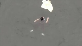衣服被大风吹进河里，女大学生从三楼跳河捡衣服！网友：辅导员又要瑟瑟发抖了