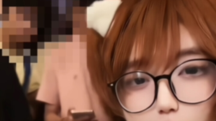 Xiaoyi is blocked at her doorstep by fans again.