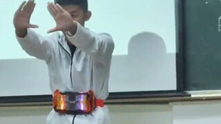 Ai sẽ hóa thân thành Kamen Rider trong hội đồng lớp thi đại học?