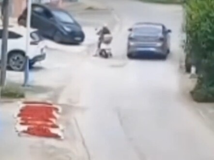 Hai chiếc xe đối đầu nhau, ai ngạo mạn hơn? Cái kết thật bất ngờ!