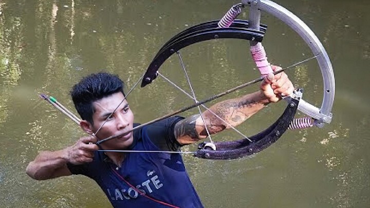 ปลาแบล็กฟิชน้ำท่วมผู้ชายทำคันธนูตกปลาด้วยยางรถจักรยานและการเก็บเกี่ยวก็เต็มในเวลาไม่นาน