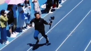 This Chinese photographer has become famous abroad. He runs faster than athletes. YouTube netizens s