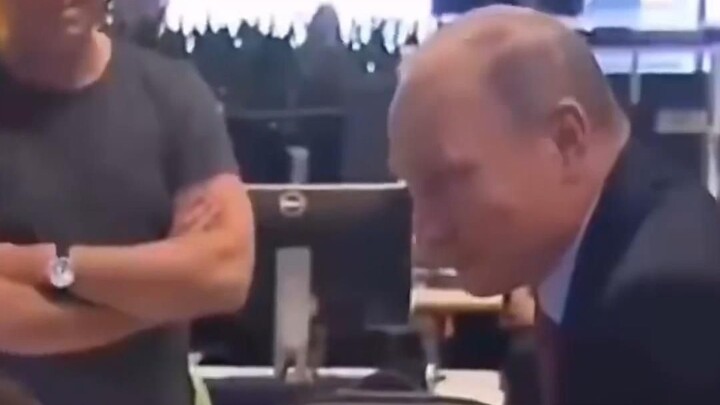 The emperor checked the post and caught the young man playing Genshin Impact