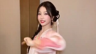 Xinxin danced to Ji Mingyue again! The peach baby is so smart, it really pleases the fans!