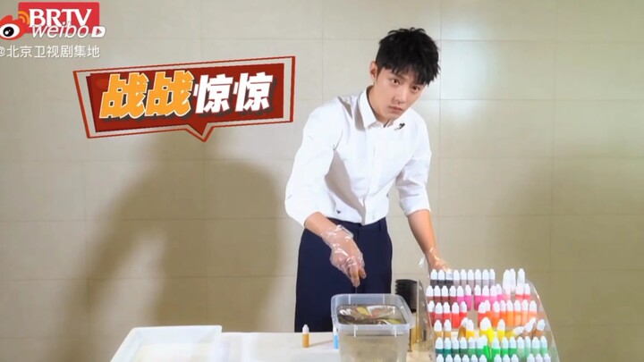 Xiao Zhan makes a water-inlaid fan