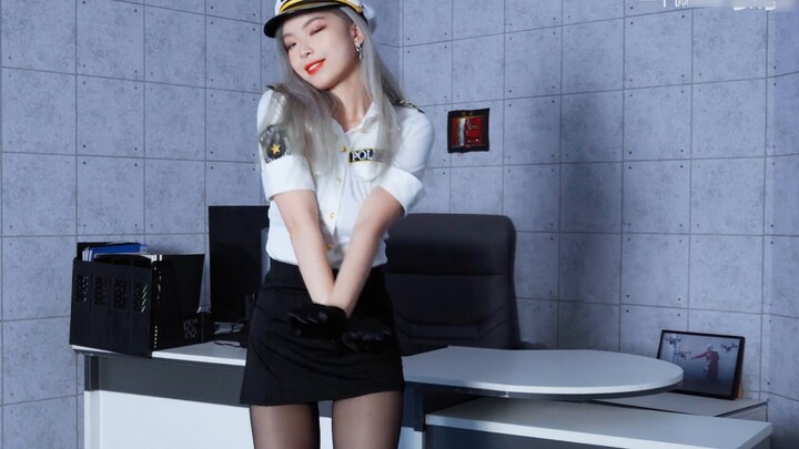 ღLike a cat ღThe little wild cat in the office~Come and claim it~