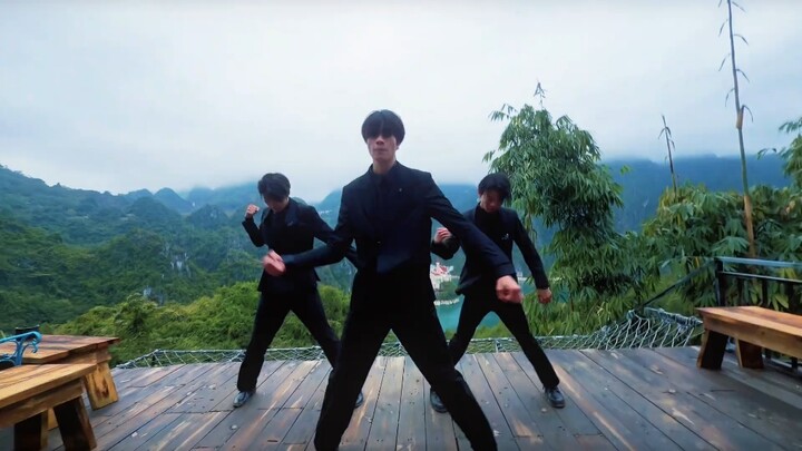 ท่ามกลางหมื่นยอดเขา มีทะเลสาบ ริมทะเลสาบก็มีหมื่นยอดเขา