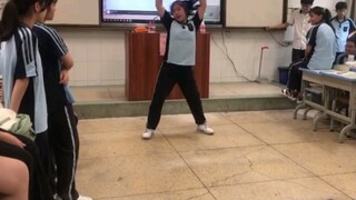 [Xiao Qian/Cover Dance] Penampilan Tari Cover Hari Guru Siswa Baru SMA dari TWICE - "MORE&MORE"