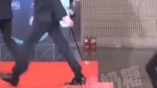 طريقة صعود الدرج المختلفة لكل نجم، هذه الطريقة لبارك تشان يول مبالغ فيها للغاية