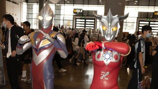 Leodiga parachuted into the comic exhibition. Diga collapsed on the ground due to exhaustion, and a 