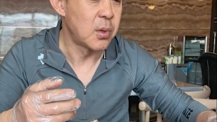 Kepala Zhao memang sangat sederhana, sekali piring nasi tangan sudah cukup untuk makan siangnya.