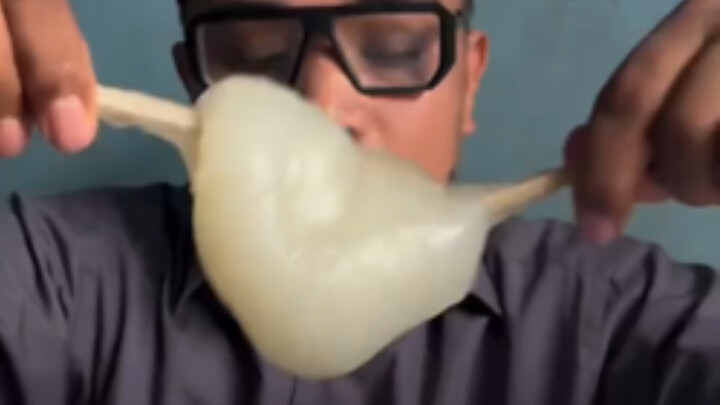 Không phải, thứ này nhai một cái thì bị phạt bao nhiêu năm vậy???