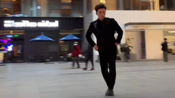 【فتى غبي】يدور في الهواء بينما يدوس قدمه اليسرى على اليمنى، مبتعدًا تدريجيًا عن جاذبية الأرض!