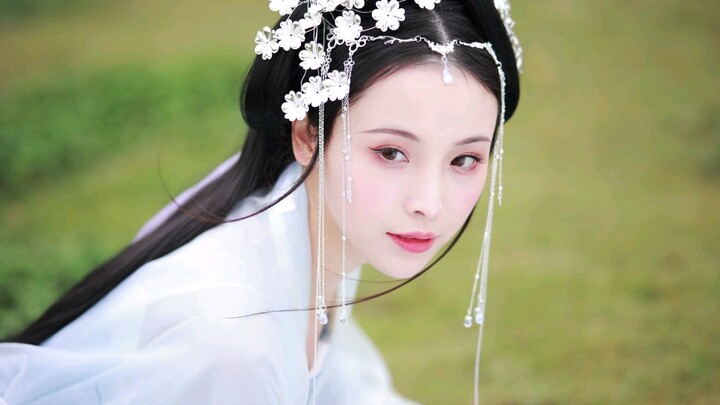 【Video Gaya Kuno yang Indah】Bambu liar hijau lebat, embun putih membeku menjadi es. Orang yang dimak