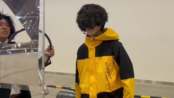 Koji Miyamoto of COS "Winter Flower" on C101 and Kenshi Yonezu who was knocked into the air
