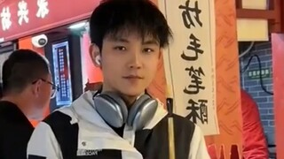 肛肠科实习生爆改“专家”，男子亲手剃头发，“挂号费怒涨50”。