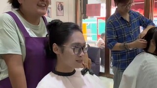 "Matanya penuh dengan kepuasan terhadap gaya rambutnya" Seorang pria mencari penata rambut Xiaohua u