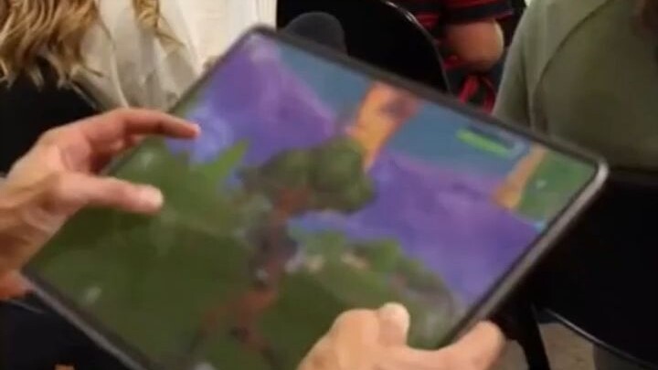 Lapor, Pak/Bu Guru! Teman penyihir lagi ngelamun di kelas!