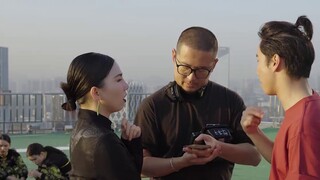 رقصة الأسد في السماء مع مجموعة من الشباب، وضرب الطبل لرفع الروح المعنوية! تحية لكل أسد عادي لكنه عظي