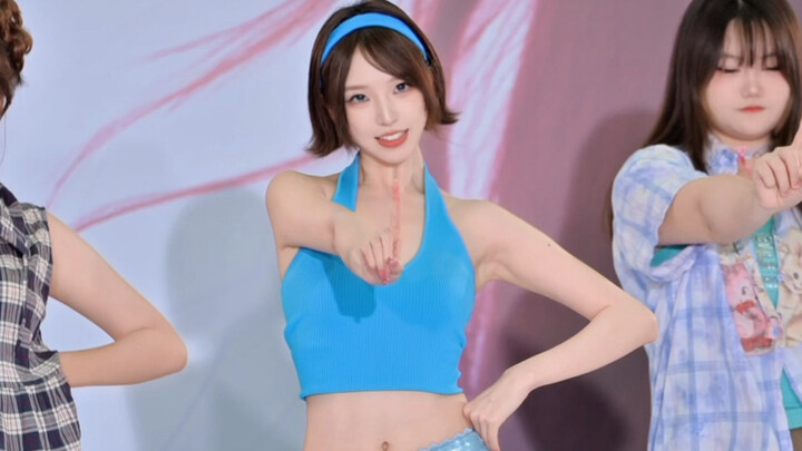 Catch Catch retro blue makeup look — as expected, it’s really hard to pull off, ugh!