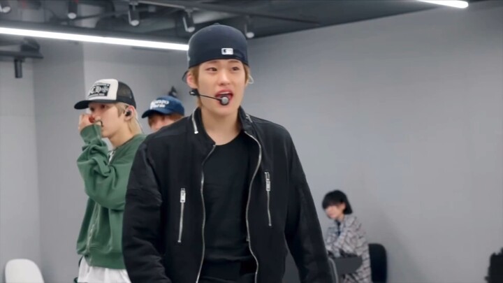 【SOHEE】Thần thực sự đã giáng lâm, ăn đến cả cám rồi! Phòng tập luyện “Monster” & “Ember to solar”: v