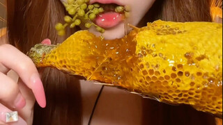 If you want to eat honey, I recommend buying honeycomb—it's seriously delicious and incredibly satis