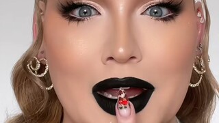 ما هو بالضبط هذا الهايلايتر الذي يمكنه أن يلمع بهذه الألوان القوس قزحية الرائعة؟