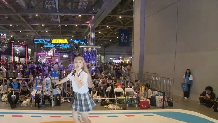 Cos Hydrangea sang and danced Dazzling Night Walk for Reinako on BW