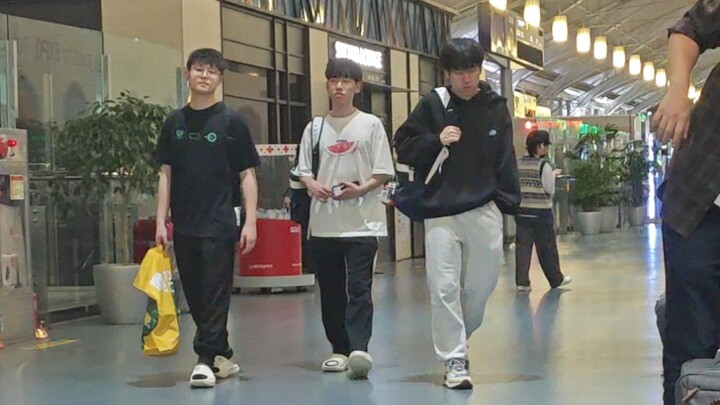 Flying back to Shanghai on the same flight as Gala, with hang and zika as fellow passengers; 2 Korea