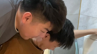 室友心血来潮竟然知道干活了，谁知下一秒惊喜就来了