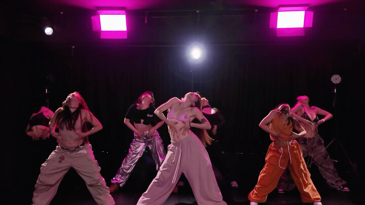 Everyone! When you hear this song, you have no choice but to shake your hips! “New Thang” — choreogr