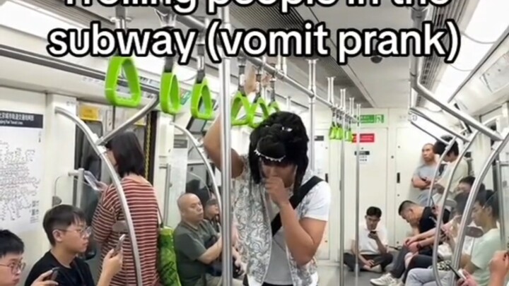 เจี้ยนเหรินทีวี: แกล้งถ่มน้ำลายใส่คนอื่นแล้วแย่งที่นั่ง