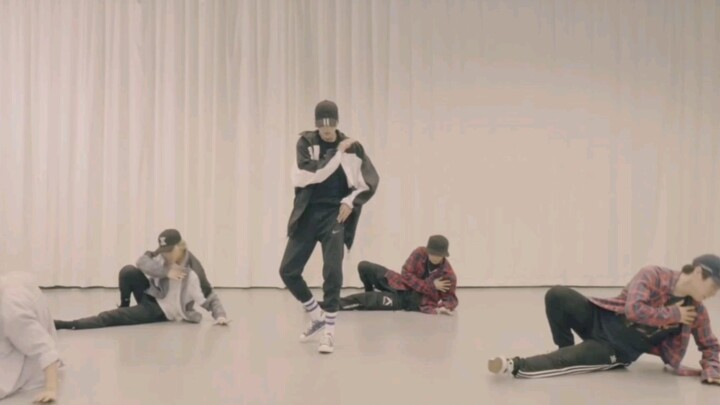 Saat Xiao Ba membuka pakaiannya tadi benar-benar membuatku terpesona