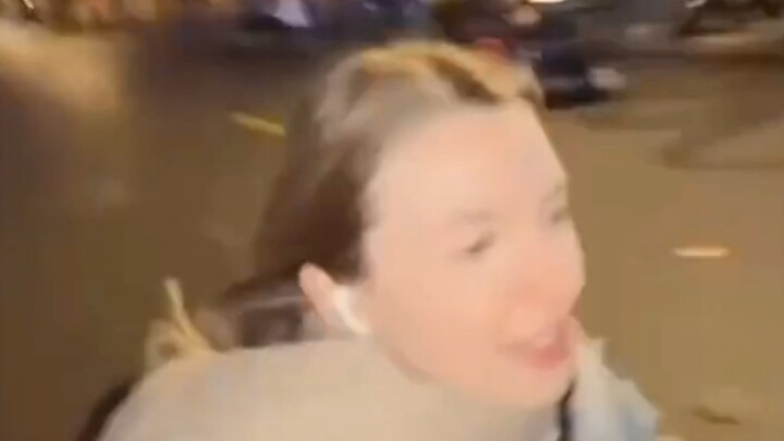 Cô gái xinh đẹp đã thoát khỏi “đường cắt giảm” ở Mỹ để sang Trung Quốc làm giáo viên tiếng Anh – dù 