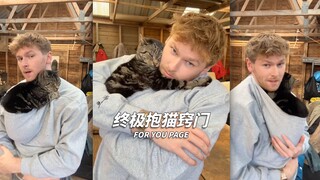 The ultimate hands-free cat-holding trick, try it right away when you get home‼ ️