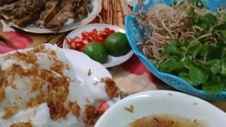 Bánh cuốn chả. Mấy anh em đi ăn sáng